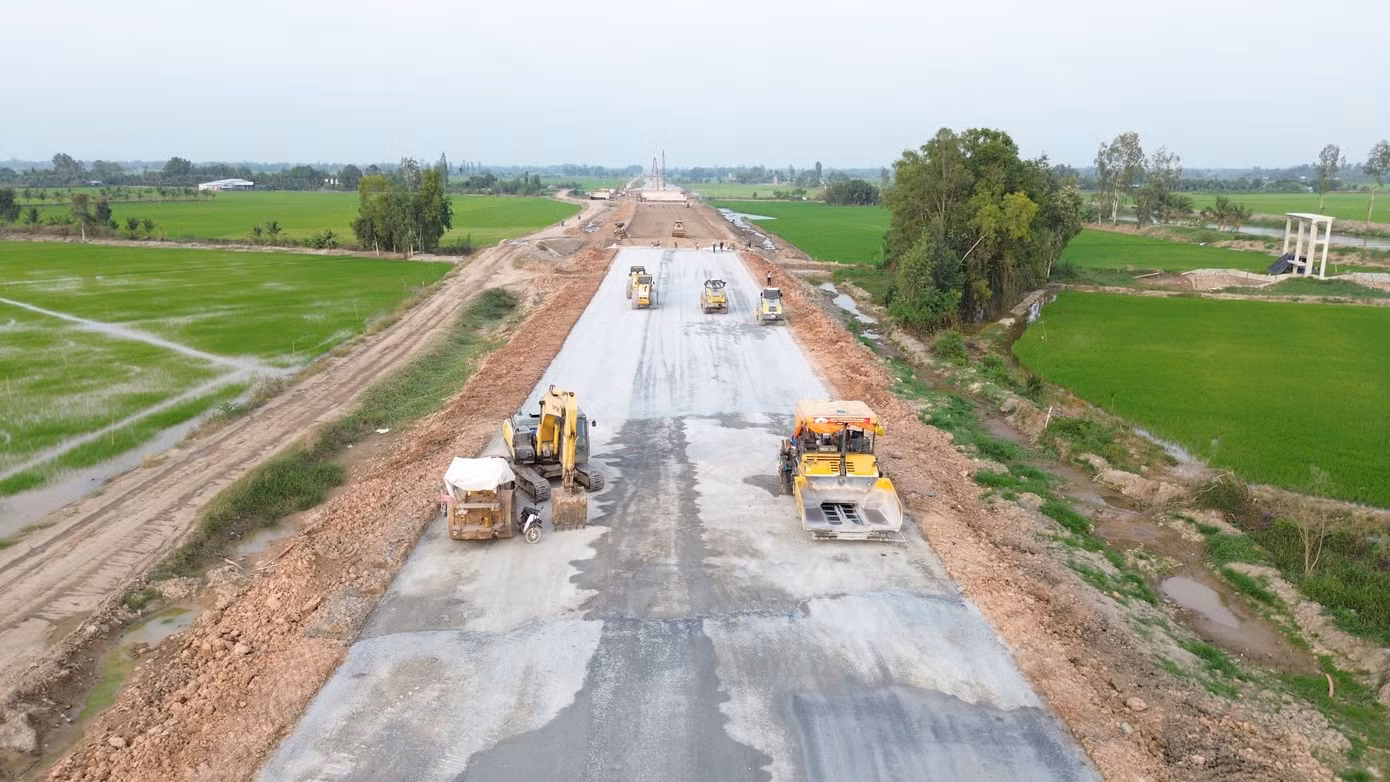 “Chúng tôi luôn động viên tinh thần, nhất là đối với anh em làm việc cường độ cao, khối lượng lớn, chấm công tăng ca, có thêm các bữa ăn, những ngày lễ có thể tăng thêm tiền lương, tăng tiền ăn cho anh em, đảm bảo sức khỏe luôn được duy trì, anh em quyết tâm, trên dưới một lòng để hoàn thành tốt nhất nhiệm vụ được giao” - Trung tá Vũ Hồng Quân chia sẻ.