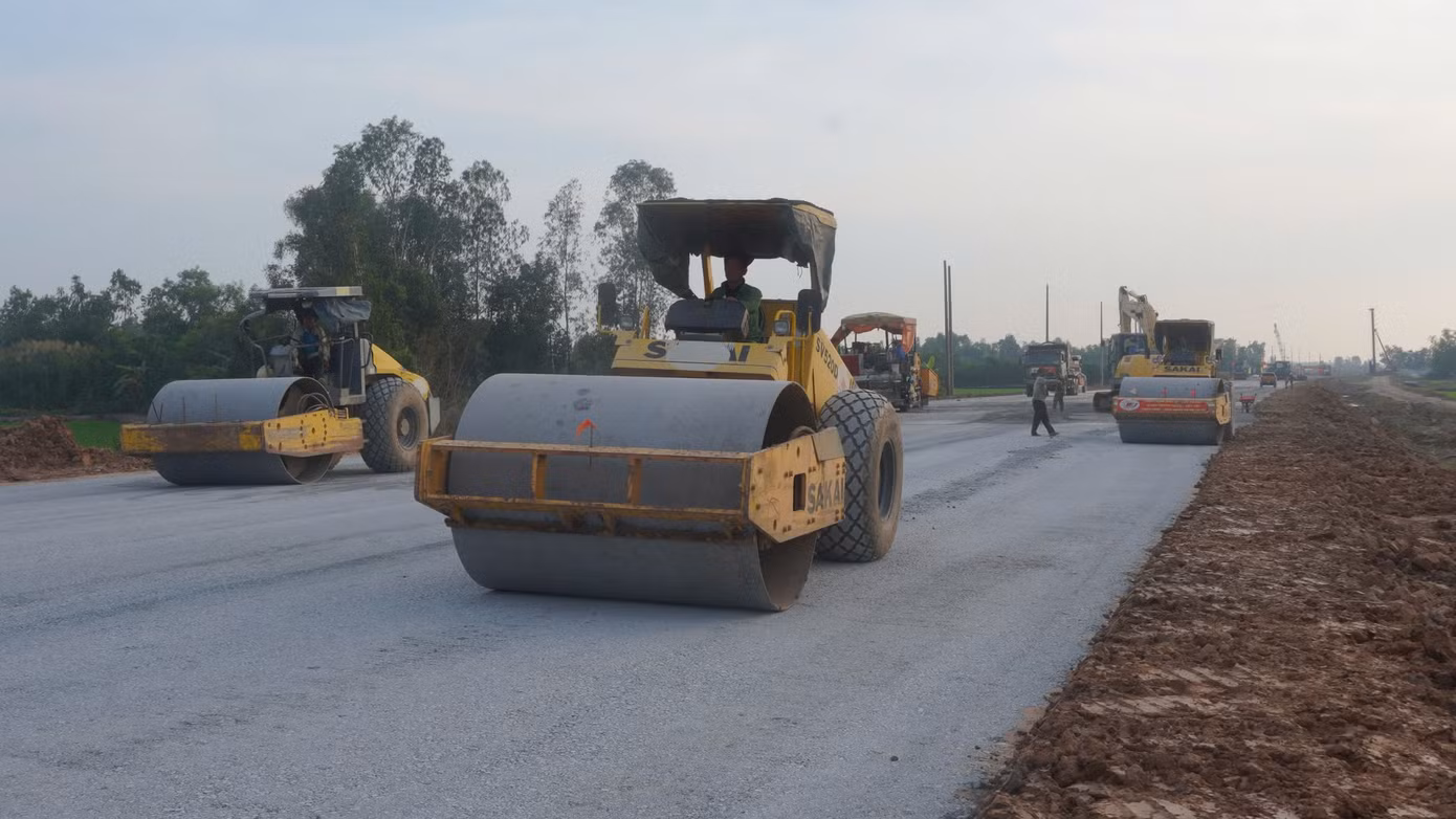 Làm việc trên công trường, công nhân Nguyễn Văn Thành (quê Hà Tĩnh) cho biết, với mục tiêu cuối năm 2025 dự án phải hoàn thành, anh em tích cực làm việc để đạt được tiến độ, sớm đưa dự án về đích.