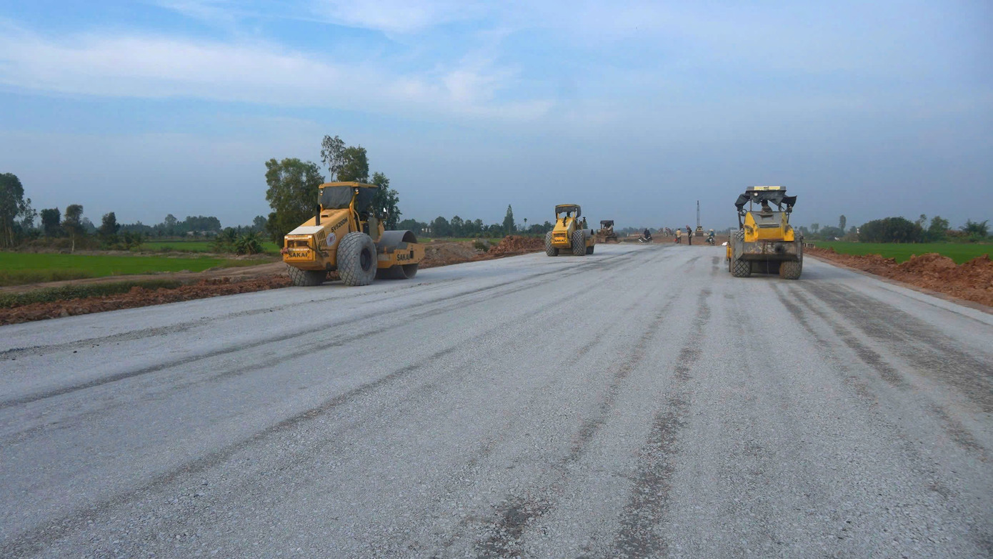 Làm việc trên công trường, công nhân Nguyễn Văn Thành (quê Hà Tĩnh) cho biết, với mục tiêu cuối năm 2025 dự án phải hoàn thành, anh em tích cực làm việc để đạt được tiến độ, sớm đưa dự án về đích. Làm việc trên công trường, công nhân Nguyễn Văn Thành (quê Hà Tĩnh) cho biết, với mục tiêu cuối năm 2025 dự án phải hoàn thành, anh em tích cực làm việc để đạt được tiến độ, sớm đưa dự án về đích.