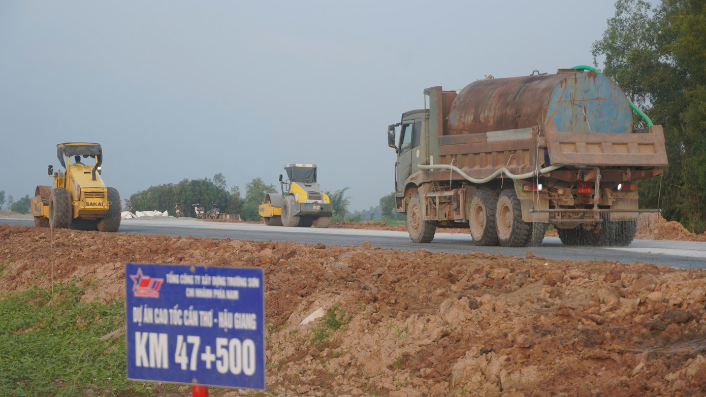 “Chúng tôi luôn động viên tinh thần, nhất là đối với anh em làm việc cường độ cao, khối lượng lớn, chấm công tăng ca, có thêm các bữa ăn, những ngày lễ có thể tăng thêm tiền lương, tăng tiền ăn cho anh em, đảm bảo sức khỏe luôn được duy trì, anh em quyết tâm, trên dưới một lòng để hoàn thành tốt nhất nhiệm vụ được giao” - Trung tá Vũ Hồng Quân chia sẻ. “Chúng tôi luôn động viên tinh thần, nhất là đối với anh em làm việc cường độ cao, khối lượng lớn, chấm công tăng ca, có thêm các bữa ăn, những ngày lễ có thể tăng thêm tiền lương, tăng tiền ăn cho anh em, đảm bảo sức khỏe luôn được duy trì, anh em quyết tâm, trên dưới một lòng để hoàn thành tốt nhất nhiệm vụ được giao” - Trung tá Vũ Hồng Quân chia sẻ.