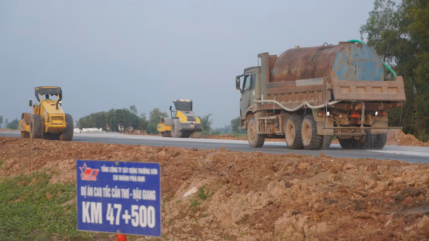 “Chúng tôi luôn động viên tinh thần, nhất là đối với anh em làm việc cường độ cao, khối lượng lớn, chấm công tăng ca, có thêm các bữa ăn, những ngày lễ có thể tăng thêm tiền lương, tăng tiền ăn cho anh em, đảm bảo sức khỏe luôn được duy trì, anh em quyết tâm, trên dưới một lòng để hoàn thành tốt nhất nhiệm vụ được giao” - Trung tá Vũ Hồng Quân chia sẻ.