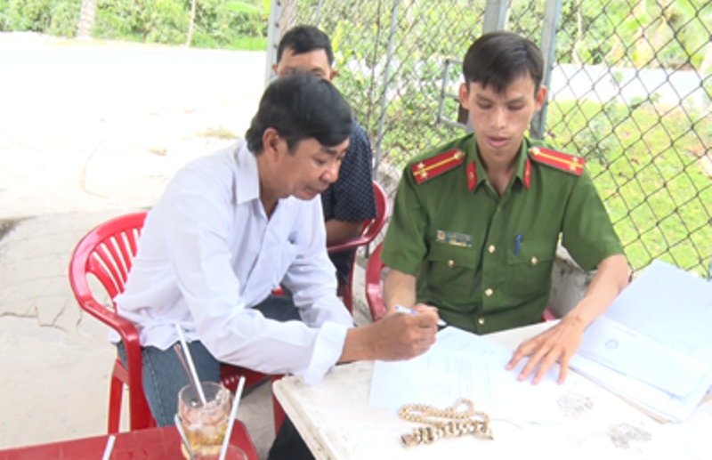 Ông Lợi ký biên bản vi phạm hành chính. Ông Lợi ký biên bản vi phạm hành chính.