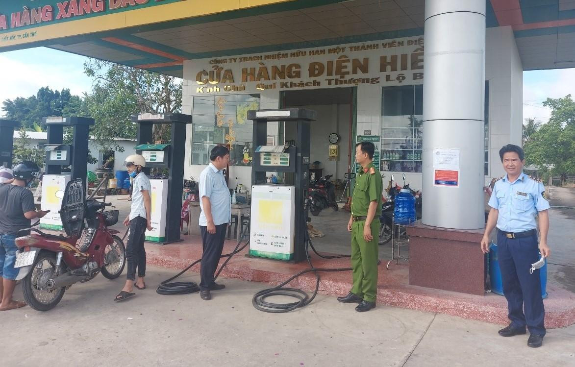 Lực lượng chức năng TP Cần Thơ kiểm tra các cửa hàng xăng dầu.