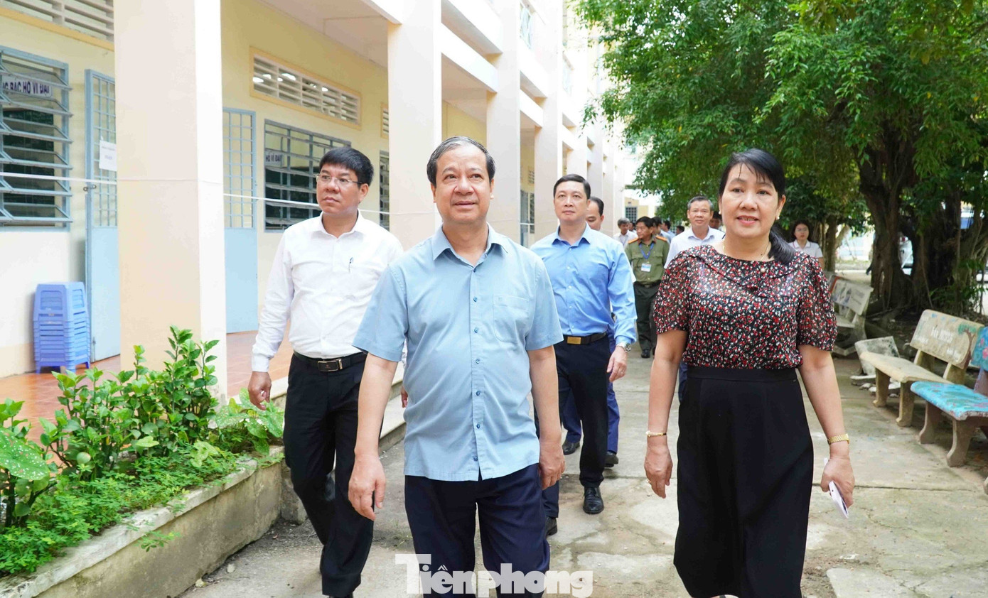 Bộ trưởng Nguyễn Kim Sơn kiểm tra các điểm thi tốt nghiệp THPT tại Hậu Giang. Ảnh: CK. Bộ trưởng Nguyễn Kim Sơn kiểm tra các điểm thi tốt nghiệp THPT tại Hậu Giang. Ảnh: CK.