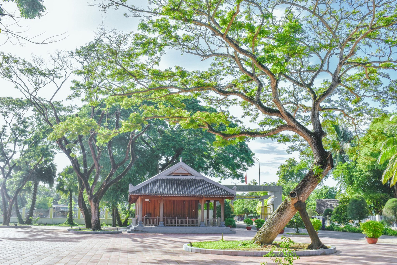 Công trình được nhà nghiên cứu Trần Bạch Đằng khái quát thành biểu tượng “công trình của trái tim” bởi ý nghĩa thiêng liêng của việc hình thành, quá trình chiến đấu bảo vệ ngoan cường và giá trị tinh thần của ngôi đền trong đời sống tinh thần của Đảng bộ, quân dân tỉnh Trà Vinh. Ảnh: Ngọc Nhung