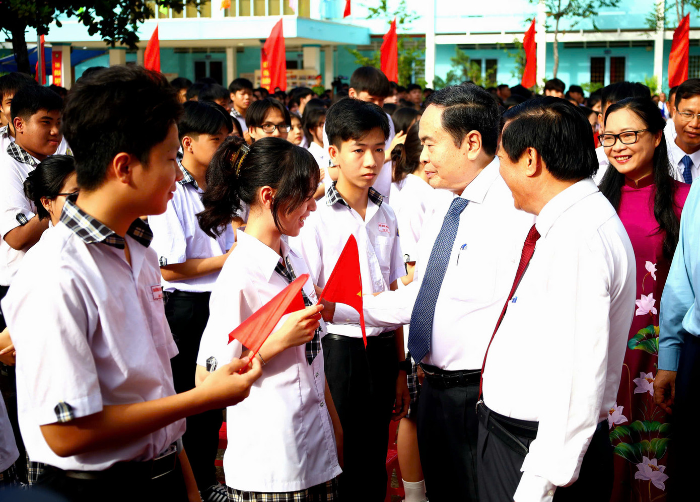 Chủ tịch Quốc hội Trần Thanh Mẫn động viên các em học sinh đầu năm học mới.