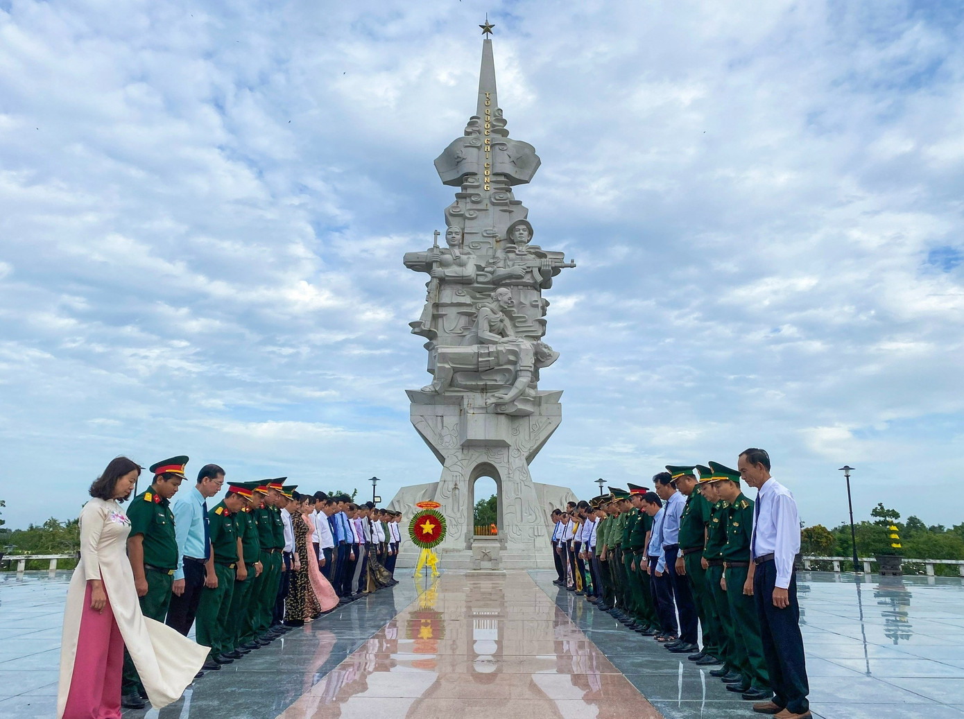 Phút mặc niệm tưởng nhớ các Anh hùng liệt sĩ. Ảnh: Cảnh Kỳ