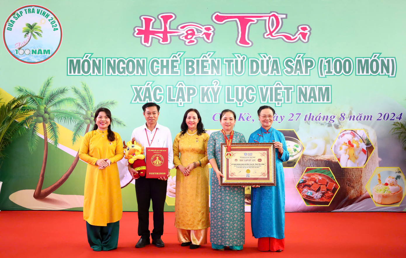 Trao chứng nhận xác lập kỷ lục Việt Nam. Trao chứng nhận xác lập kỷ lục Việt Nam.