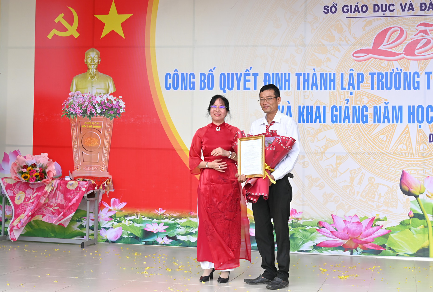 Tiến sĩ Nguyễn Thị Bạch Vân - Giám đốc Sở Giáo dục và Đào tạo Trà Vinh trao quyết định thành lập Trường THPT Sơn Cang.