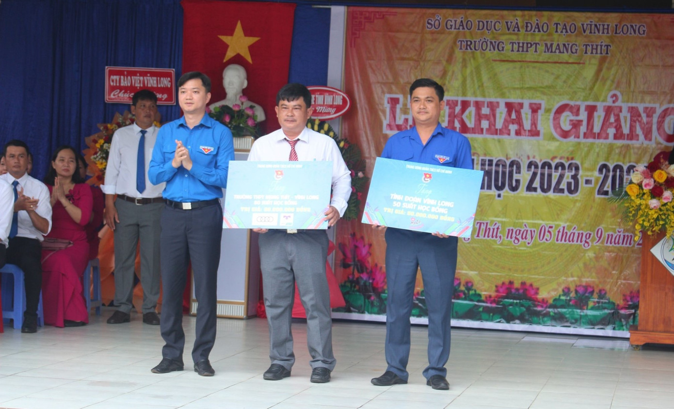 Bí thư T.Ư Đoàn Nguyễn Minh Triết trao học bổng tại lễ khai giảng.