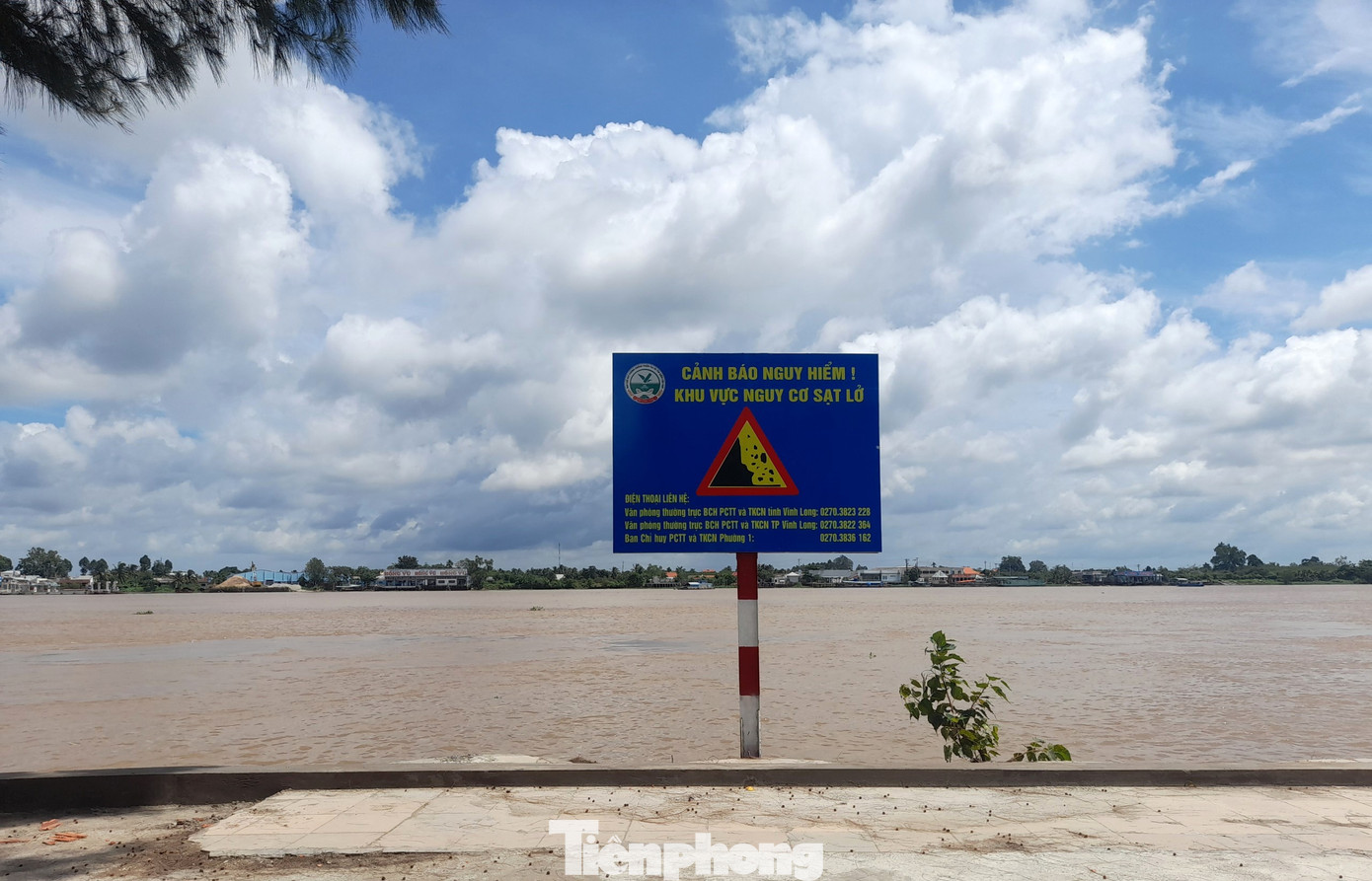 Khu vực cảnh báo sạt lở bờ sông Cổ Chiên đoạn qua phường 1, thành phố Vĩnh Long. Ảnh: CK
