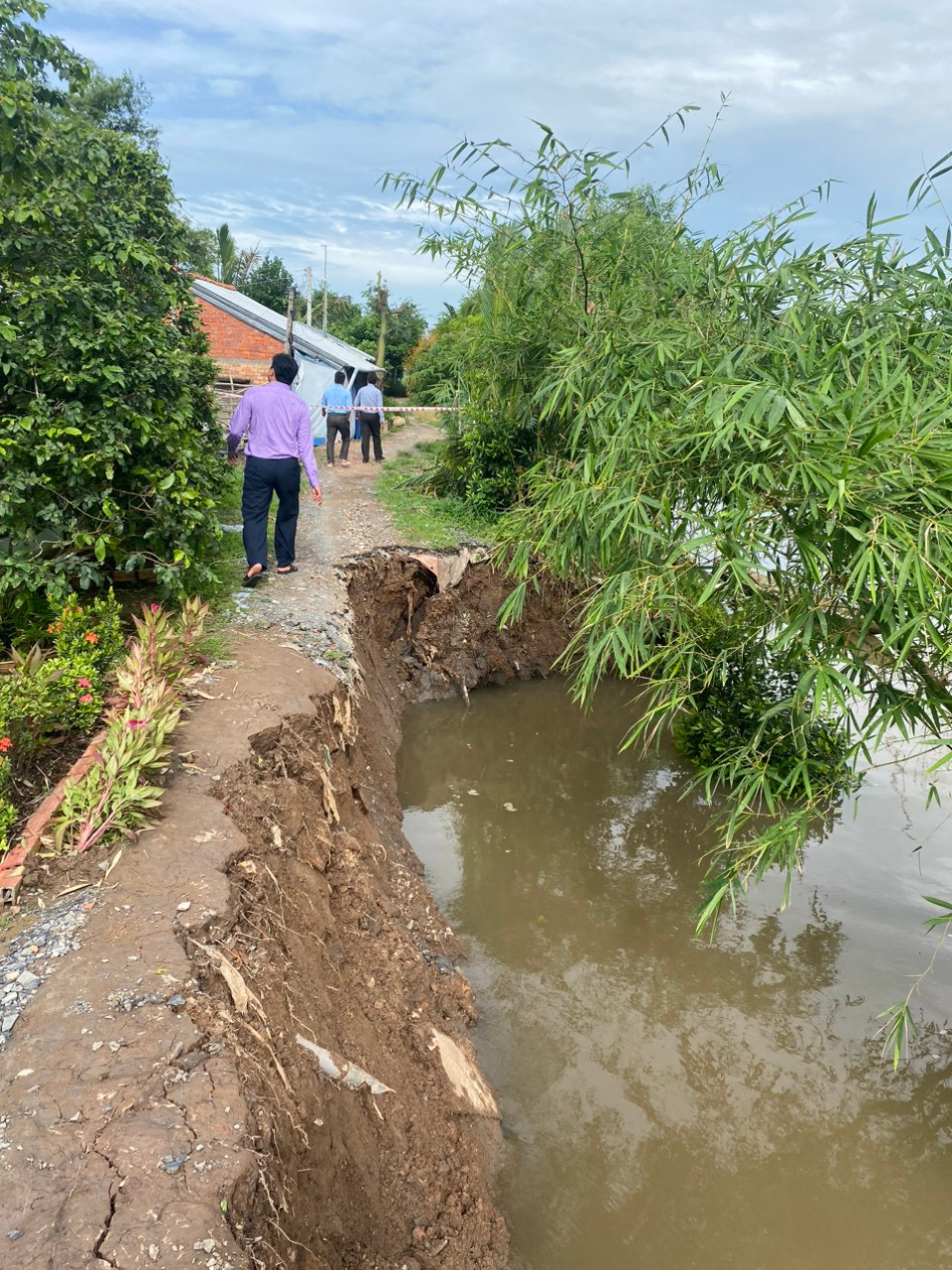 Hiện trường vụ sạt lở hôm 9/6 ở huyện Long Hồ. Hiện trường vụ sạt lở hôm 9/6 ở huyện Long Hồ.