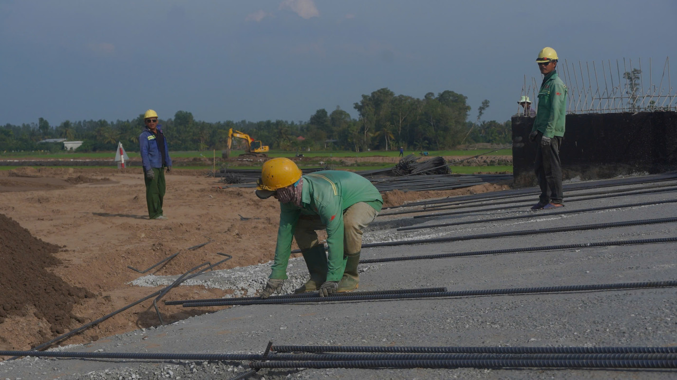 Chỉ huy công trường thuộc đoạn Cần Thơ - Hậu Giang, Trung tá Vũ Hồng Quân - Phó Giám đốc Ban Điều hành Trường Sơn Nam, Tổng Công ty Xây dựng Trường Sơn cho hay, để đẩy nhanh tiến độ, hoàn thành vào cuối năm 2025, đơn vị tập trung nhân lực, vật lực để đảm bảo yêu cầu về tiến độ cũng như chất lượng của dự án. Với hàng trăm kỹ sư, công nhân trên công trường, có thể triển khai đồng bộ các hạng mục, 3 ca 4 kíp hoạt động liên tục, kể cả ngày nghỉ và ngày lễ, Tết Dương lịch bước sang năm mới 2025 thì công trường vẫn triển khai bình thường. Chỉ huy công trường thuộc đoạn Cần Thơ - Hậu Giang, Trung tá Vũ Hồng Quân - Phó Giám đốc Ban Điều hành Trường Sơn Nam, Tổng Công ty Xây dựng Trường Sơn cho hay, để đẩy nhanh tiến độ, hoàn thành vào cuối năm 2025, đơn vị tập trung nhân lực, vật lực để đảm bảo yêu cầu về tiến độ cũng như chất lượng của dự án. Với hàng trăm kỹ sư, công nhân trên công trường, có thể triển khai đồng bộ các hạng mục, 3 ca 4 kíp hoạt động liên tục, kể cả ngày nghỉ và ngày lễ, Tết Dương lịch bước sang năm mới 2025 thì công trường vẫn triển khai bình thường.