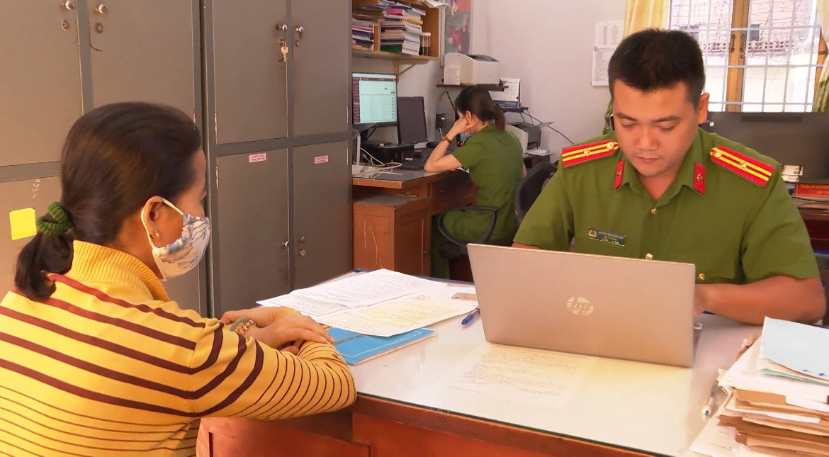 Công an làm việc với chủ tiệm cầm đồ (Ảnh công an cung cấp). Công an làm việc với chủ tiệm cầm đồ (Ảnh công an cung cấp).