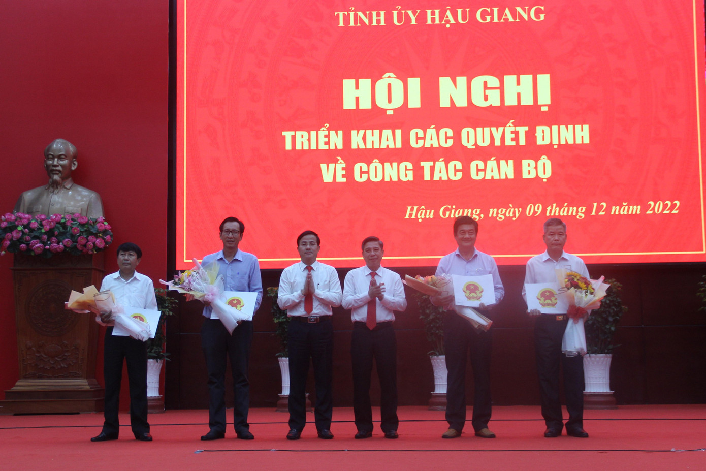 Lãnh đạo tỉnh Hậu Giang chúc mừng các cán bộ. Lãnh đạo tỉnh Hậu Giang chúc mừng các cán bộ.