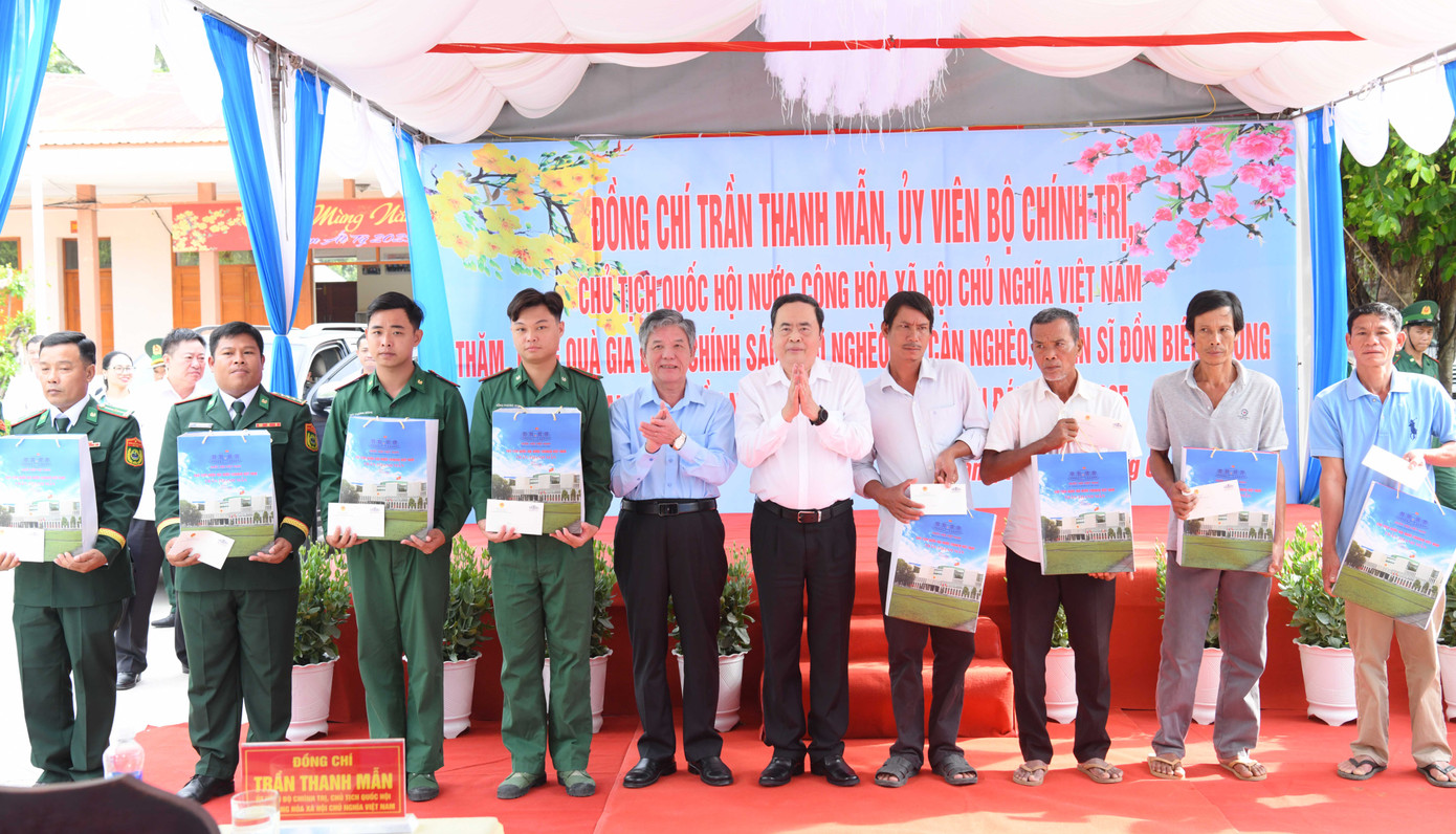 Chủ tịch Quốc hội Trần Thanh Mẫn cùng Bí thư Tỉnh ủy Trà Vinh Ngô Chí Cường trao quà tặng các hộ nghèo và chiến sĩ biên phòng. Ảnh: Lâm Hiển