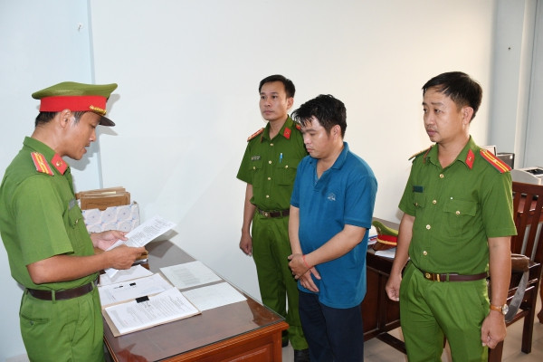 Công an thi hành các quyết định đối với Trần Vũ Phương.