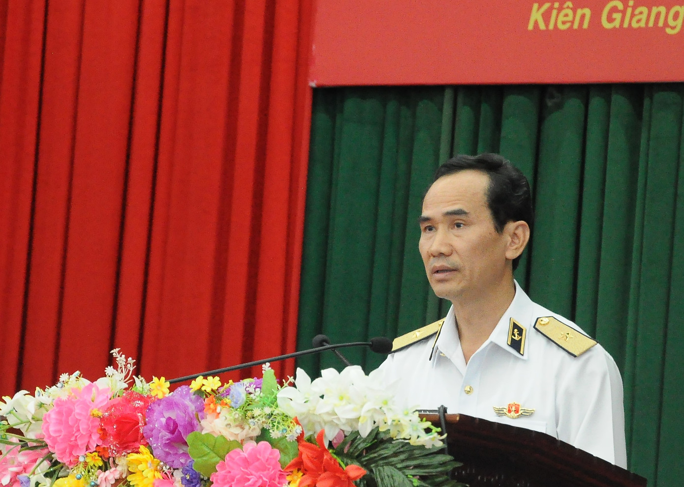 Chuẩn Đô đốc Nguyễn Hữu Thoan chia sẻ: "Với phương châm 'Đất liền hướng về đảo xa', đồng thời hưởng ứng tích cực Cuộc vận động 'Vì biển đảo quê hương - Vì tuyến đầu Tổ quốc', đoàn đại biểu các tỉnh, thành phố phía Nam, các doanh nghiệp, cơ quan báo chí quan tâm, sẻ chia trước những khó khăn, thiếu thốn nơi biên giới, hải đảo đã hỗ trợ xây dựng hàng chục công trình, trang thiết bị, nhu yếu phẩm... Nghĩa cử cao đẹp của các đồng chí mãi mãi khắc ghi trong trái tim người lính biển Tây Nam". Chuẩn Đô đốc Nguyễn Hữu Thoan chia sẻ: "Với phương châm 'Đất liền hướng về đảo xa', đồng thời hưởng ứng tích cực Cuộc vận động 'Vì biển đảo quê hương - Vì tuyến đầu Tổ quốc', đoàn đại biểu các tỉnh, thành phố phía Nam, các doanh nghiệp, cơ quan báo chí quan tâm, sẻ chia trước những khó khăn, thiếu thốn nơi biên giới, hải đảo đã hỗ trợ xây dựng hàng chục công trình, trang thiết bị, nhu yếu phẩm... Nghĩa cử cao đẹp của các đồng chí mãi mãi khắc ghi trong trái tim người lính biển Tây Nam".