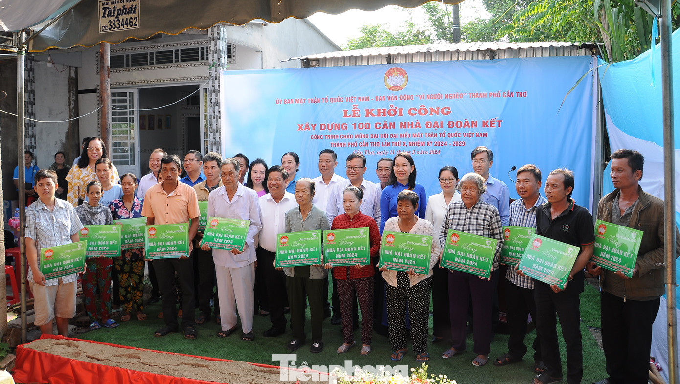 Đại biểu chụp ảnh lưu niệm cùng bà con được tặng nhà Đại đoàn kết. Ảnh: CK