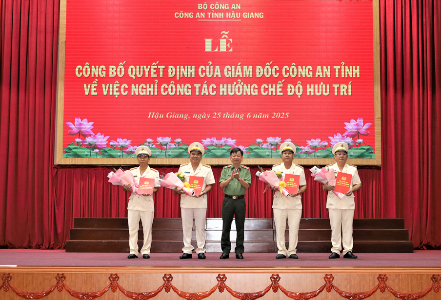 Thiếu tướng Huỳnh Việt Hòa - Giám đốc Công an tỉnh Hậu Giang trao quyết định cho các cán bộ nghỉ công tác.