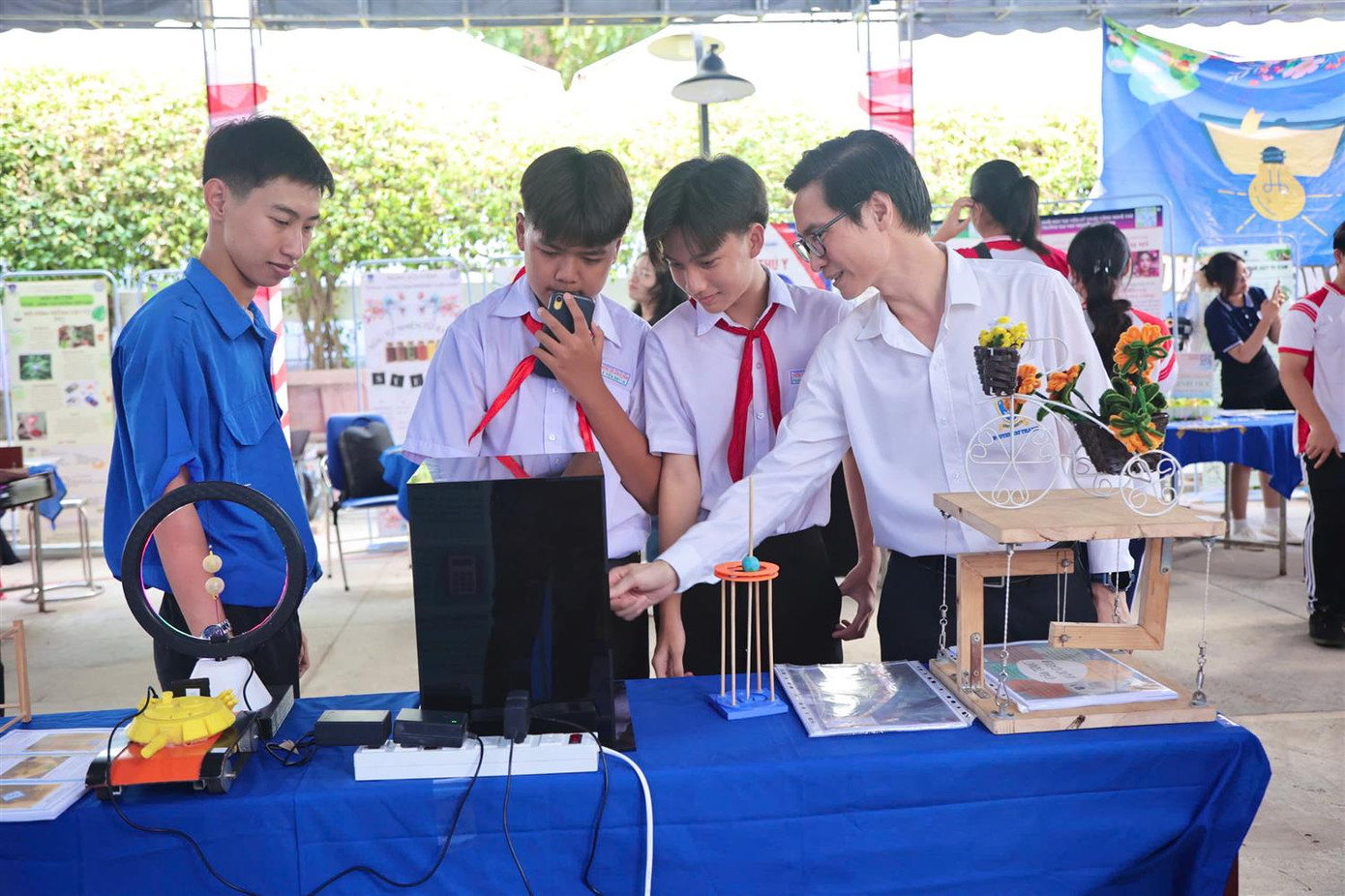 Triển lãm đường sách Trà Vinh nhân Ngày sách và Văn hóa đọc Việt Nam, trưng bày hơn 20.000 bản sách đầy đủ các thể loại về Việt Nam – Đất nước – Con người, về Chủ tịch Hồ Chí Minh, về chủ quyền biển đảo Việt Nam, Đại thắng mùa Xuân 1975…