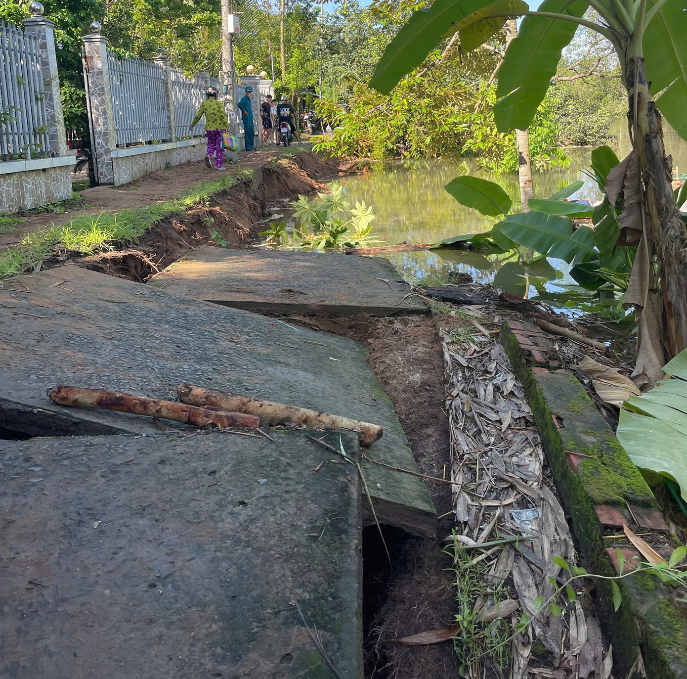 Hiện trường vụ sạt lở. Hiện trường vụ sạt lở.
