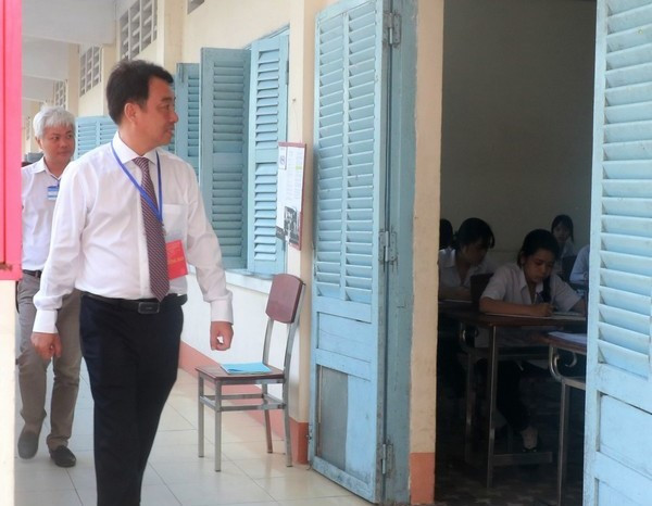 Chủ tịch UBND tỉnh Vĩnh Long Lữ Quang Ngời kiểm tra điểm thi. Chủ tịch UBND tỉnh Vĩnh Long Lữ Quang Ngời kiểm tra điểm thi.