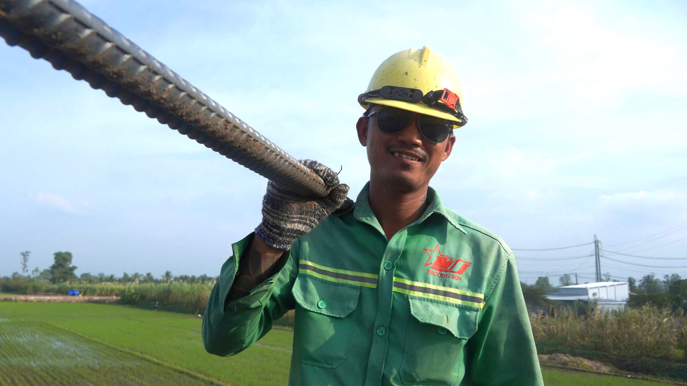 "Thời gian gần đây, thời tiết ủng hộ nên công nhân được điều động tăng ca, tăng kíp thường xuyên để bù lại tiến độ trước đây. Có khi làm đến đêm muộn nhưng được công ty quan tâm, động viên, anh em cũng tự hứa với lòng phải luôn cố gắng để hoàn thành mục tiêu của đơn vị, góp phần đưa dự án sớm về đích” - anh Huỳnh Trung (quê Quảng Bình) chia sẻ. "Thời gian gần đây, thời tiết ủng hộ nên công nhân được điều động tăng ca, tăng kíp thường xuyên để bù lại tiến độ trước đây. Có khi làm đến đêm muộn nhưng được công ty quan tâm, động viên, anh em cũng tự hứa với lòng phải luôn cố gắng để hoàn thành mục tiêu của đơn vị, góp phần đưa dự án sớm về đích” - anh Huỳnh Trung (quê Quảng Bình) chia sẻ.