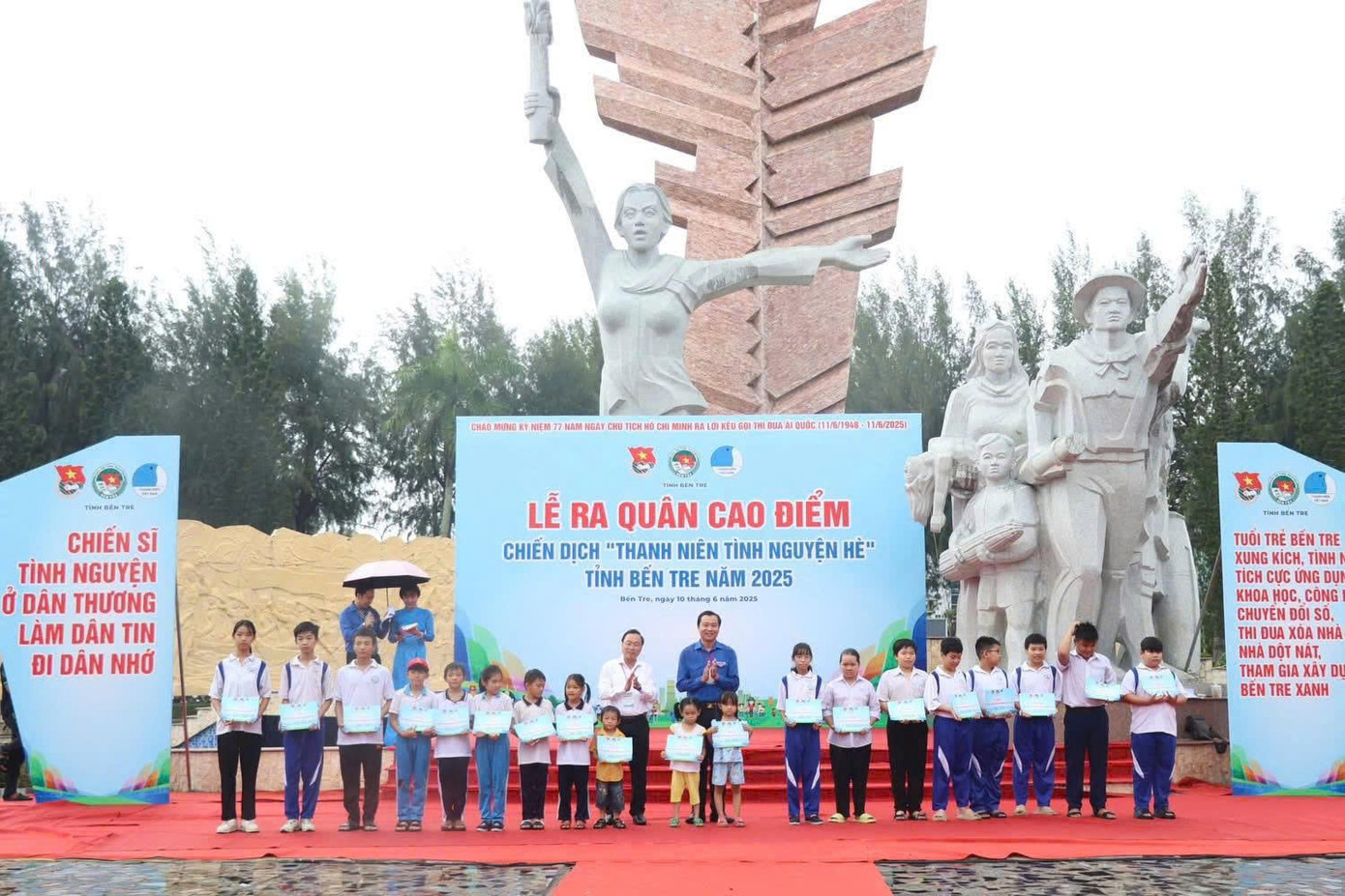 Ban tổ chức tặng học bổng cho học sinh khó khăn. Ban tổ chức tặng học bổng cho học sinh khó khăn.