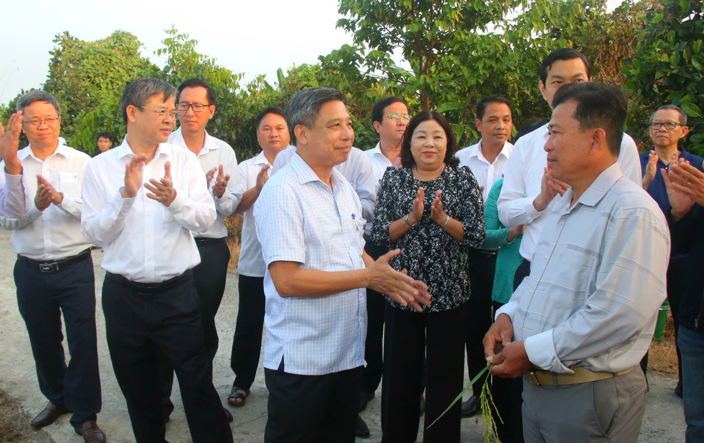 Lãnh đạo tỉnh Hậu Giang tham quan mô hình canh tác lúa thông minh giảm phát thải và trải nghiệm ứng dụng khoa học công nghệ tại mô hình. Lãnh đạo tỉnh Hậu Giang tham quan mô hình canh tác lúa thông minh giảm phát thải và trải nghiệm ứng dụng khoa học công nghệ tại mô hình.