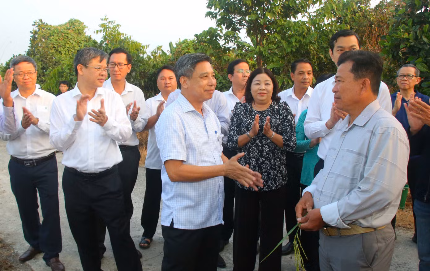 Lãnh đạo tỉnh Hậu Giang tham quan mô hình canh tác lúa thông minh giảm phát thải và trải nghiệm ứng dụng khoa học công nghệ tại mô hình.