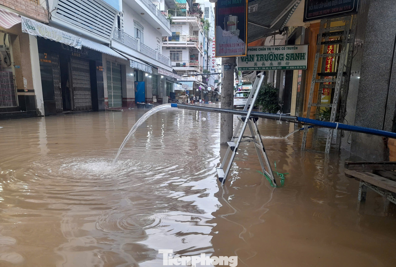 Để thoát nước trong nhà, nhiều hộ đã đầu tư máy bơm chống ngập, bảo vệ tài sản.