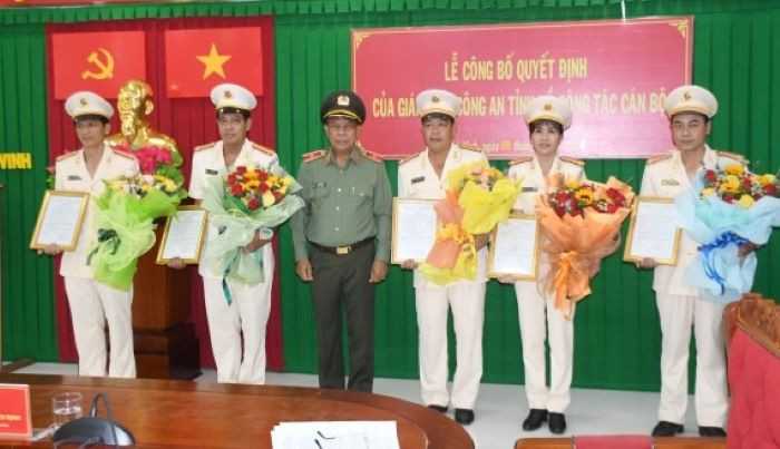 Thiếu tướng Kiên Rịnh - Phó Giám đốc Công an tỉnh Trà Vinh trao các quyết định. Ảnh: Hồ Giang Thiếu tướng Kiên Rịnh - Phó Giám đốc Công an tỉnh Trà Vinh trao các quyết định. Ảnh: Hồ Giang