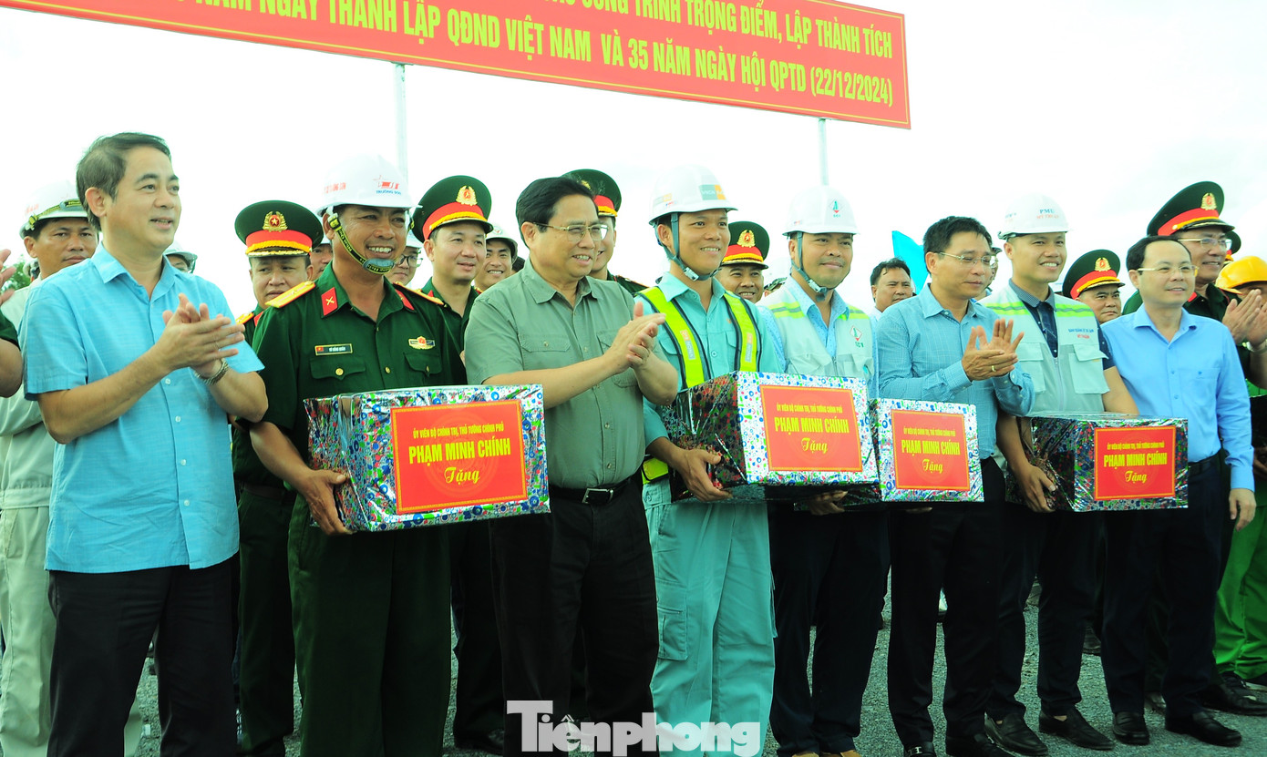 Thủ tướng tặng quà cho cán bộ, kỹ sư thi công dự án. (Ảnh: Cảnh Kỳ)