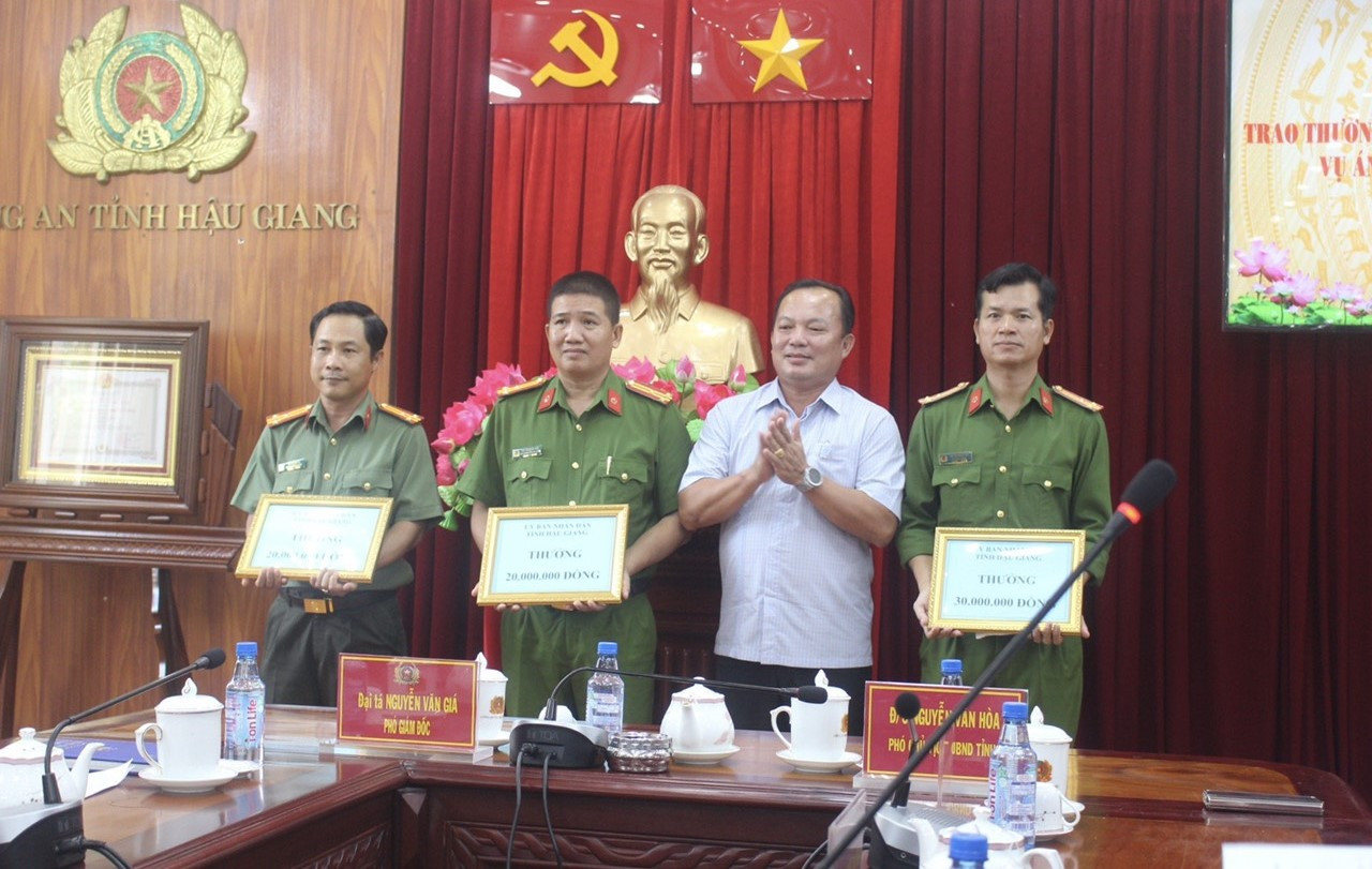 Phó Chủ tịch UBND tỉnh Hậu Giang - Nguyễn Văn Hòa trao thưởng cho các tập thể có thành tích xuất sắc trong khám phá vụ án. Ảnh: Đ.B