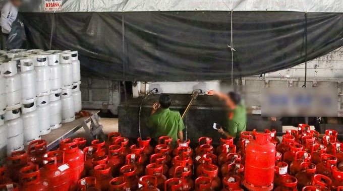 Cơ quan chức năng kiểm tra nhà kho sản xuất gas ở phường Ba Láng, quận Cái Răng, Cần Thơ. Ảnh: CACT