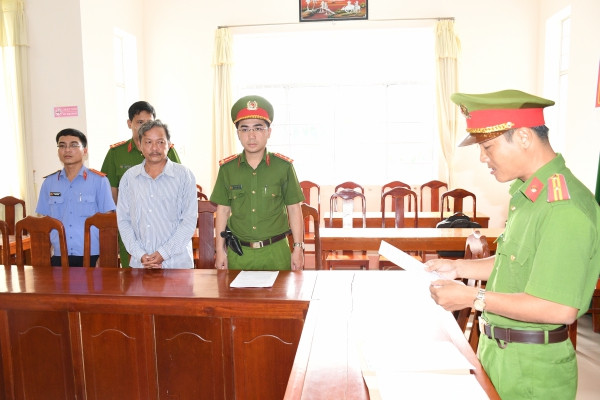 Công an thi hành các quyết định đối với Huỳnh Công Văn và Tăng Vinh Quang (từ trái sang). Công an thi hành các quyết định đối với Huỳnh Công Văn và Tăng Vinh Quang (từ trái sang).