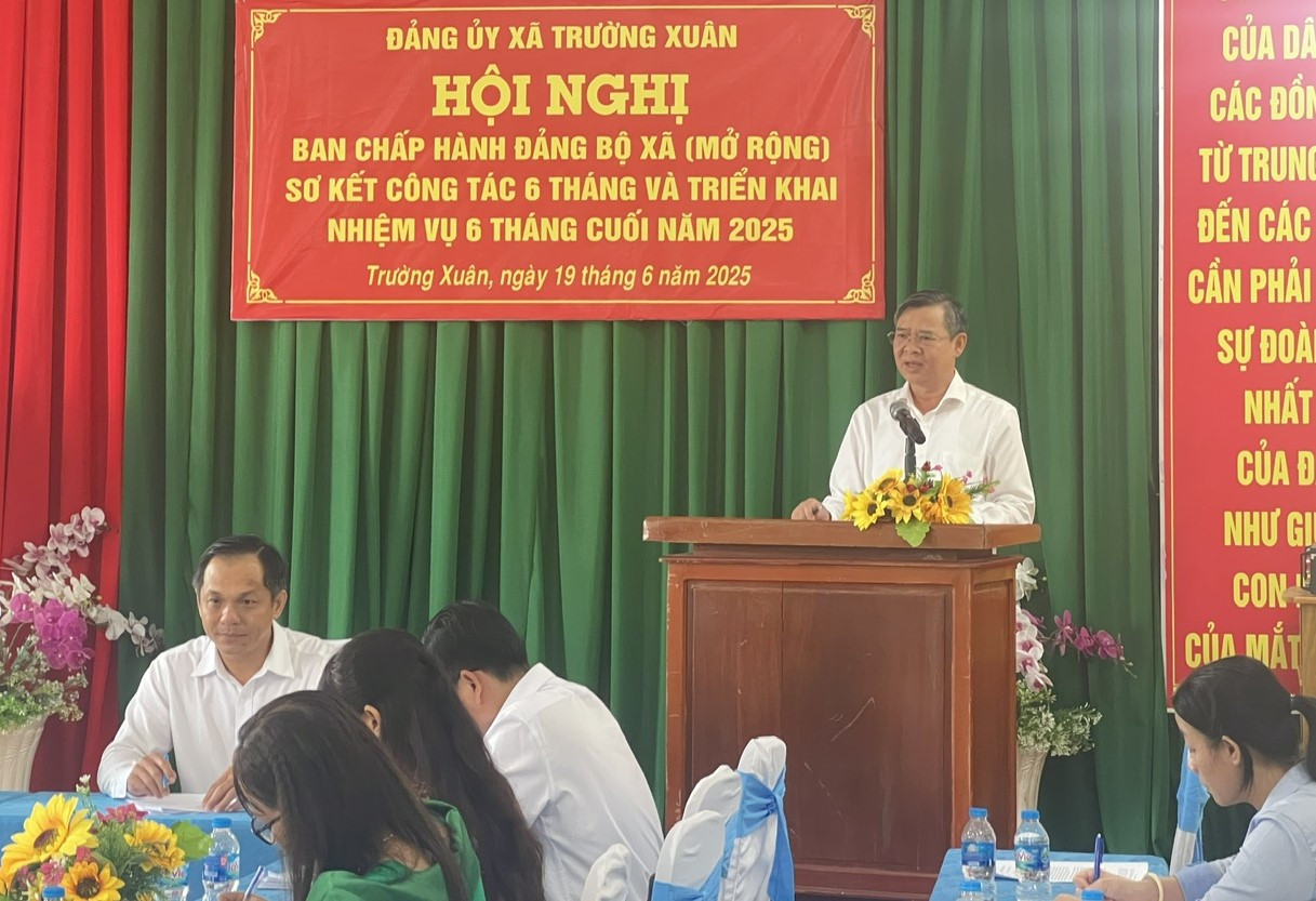 Chủ tịch UBND TP. Cần Thơ - Trương Cảnh Tuyên dự phiên vận hành thử Hội nghị Ban Chấp hành Đảng bộ xã Trường Xuân mới. Chủ tịch UBND TP. Cần Thơ - Trương Cảnh Tuyên dự phiên vận hành thử Hội nghị Ban Chấp hành Đảng bộ xã Trường Xuân mới.