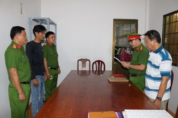 Cơ quan điều tra tống đạt các quyết định khởi tố với Lê Văn Vẹn (áo đen).