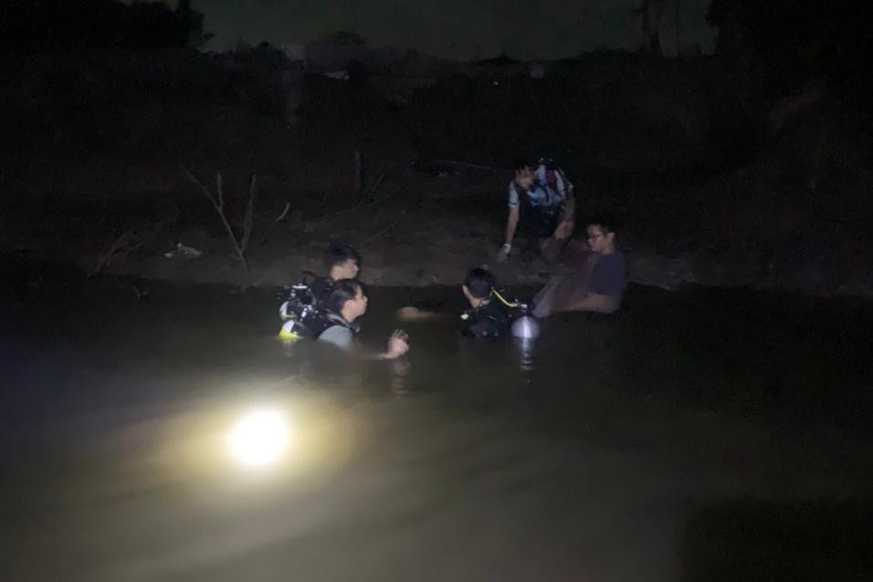 Lực lượng chức năng tìm kiếm thanh niên nhảy cầu.