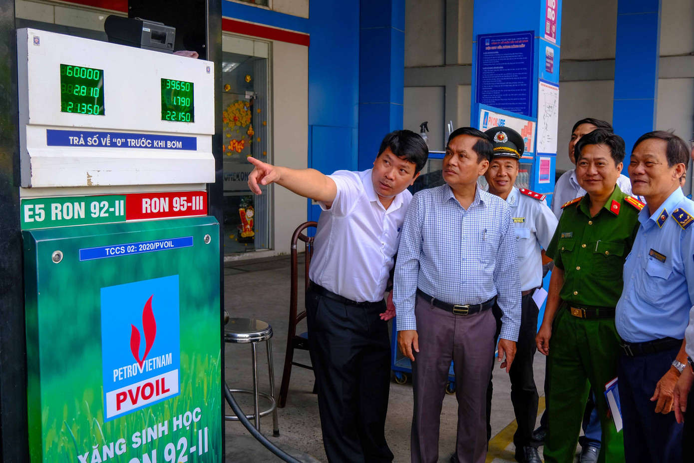 Phó Chủ tịch UBND TP Cần Thơ Nguyễn Văn Hồng (thứ hai từ trái sang) kiểm tra một cửa hàng xăng dầu trên địa bàn.