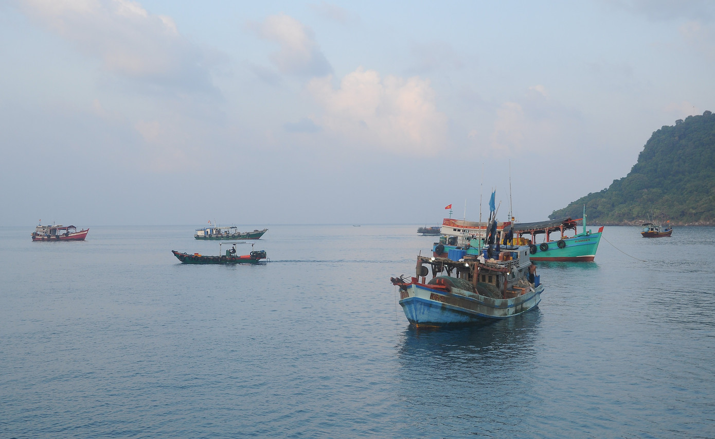 Sau Phú Quốc, đoàn công tác đến thăm đảo tiền tiêu Thổ Chu (đảo lớn nhất và duy nhất có dân cư sinh sống trong 8 đảo của xã đảo Thổ Châu, thành phố Phú Quốc, tỉnh Kiên Giang), cách Phú Quốc khoảng 100km và cách thành phố Rạch Giá (trung tâm tỉnh Kiên Giang) khoảng 220km. Sau Phú Quốc, đoàn công tác đến thăm đảo tiền tiêu Thổ Chu (đảo lớn nhất và duy nhất có dân cư sinh sống trong 8 đảo của xã đảo Thổ Châu, thành phố Phú Quốc, tỉnh Kiên Giang), cách Phú Quốc khoảng 100km và cách thành phố Rạch Giá (trung tâm tỉnh Kiên Giang) khoảng 220km.