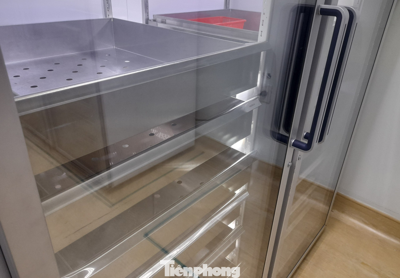 Kho máu của Bệnh viện HH-TM Cần Thơ nhiều tủ trống không. Tại công văn khẩn gửi HĐND, UBND và Sở Y tế Cần Thơ hôm 17/10, đơn vị này cho biết, kho máu bệnh viện lúc này chỉ còn 86 đơn vị khối hồng cầu, gồm: Nhóm máu O có 39 đơn vị; nhóm máu A hết; nhóm máu B có 31 đơn vị; nhóm máu AB có 16 đơn vị; tiểu cầu hết. Trong khi nhu cầu cấp máu mỗi tuần ở ĐBSCL từ 2.800-3.000 đơn vị khối hồng cầu (12.000-15.000 đơn vị/tháng) với 4 nhóm máu A, B, O và AB; còn tiểu cầu kit từ 80-100 đơn vị/tuần (300-400 đơn vị/tháng). Kho máu của Bệnh viện HH-TM Cần Thơ nhiều tủ trống không. Tại công văn khẩn gửi HĐND, UBND và Sở Y tế Cần Thơ hôm 17/10, đơn vị này cho biết, kho máu bệnh viện lúc này chỉ còn 86 đơn vị khối hồng cầu, gồm: Nhóm máu O có 39 đơn vị; nhóm máu A hết; nhóm máu B có 31 đơn vị; nhóm máu AB có 16 đơn vị; tiểu cầu hết. Trong khi nhu cầu cấp máu mỗi tuần ở ĐBSCL từ 2.800-3.000 đơn vị khối hồng cầu (12.000-15.000 đơn vị/tháng) với 4 nhóm máu A, B, O và AB; còn tiểu cầu kit từ 80-100 đơn vị/tuần (300-400 đơn vị/tháng).