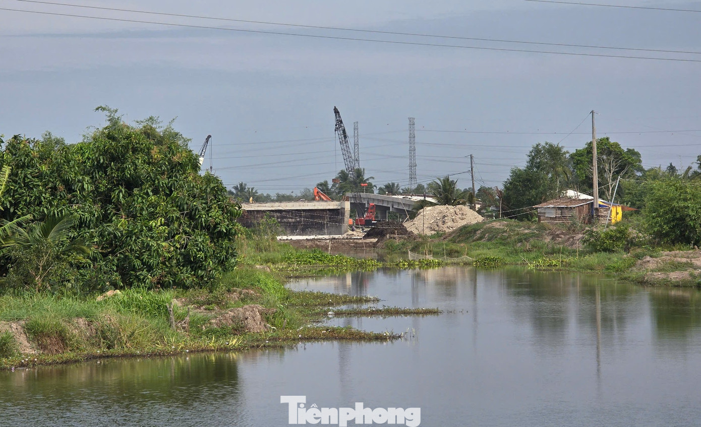 Dự án đường vành đai phía Tây Cần Thơ khởi công tháng 11/2022, dự kiến hoàn thành năm sau, nhưng đang gặp khó vì mặt bằng, thiếu cát. Ảnh: CK Dự án đường vành đai phía Tây Cần Thơ khởi công tháng 11/2022, dự kiến hoàn thành năm sau, nhưng đang gặp khó vì mặt bằng, thiếu cát. Ảnh: CK