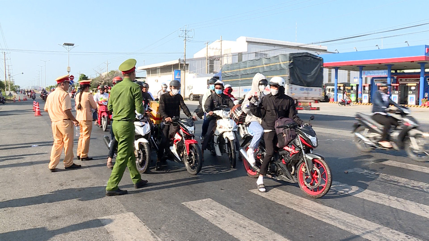 Nhằm hỗ trợ người dân trên hành trình, lực lượng CSGT, Công an tỉnh Vĩnh Long đã tổ chức chốt phát nước suối miễn phí và sữa cho người đi đường trên quốc lộ 1 tại Tổ tuần tra công khai thuộc Phòng CSGT, Công an tỉnh.