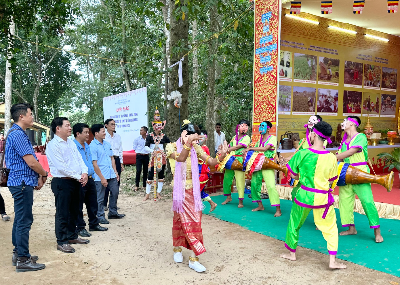 Một tiết mục múa của đồng bào Khmer tại sự kiện. Ảnh: Ngân Linh
