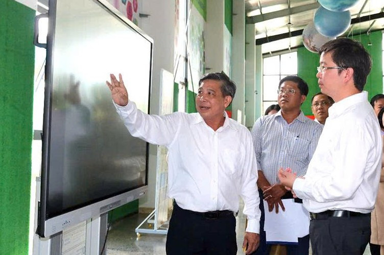 Ông Đồng Văn Thanh - Bí thư Tỉnh ủy, Chủ tịch HĐND tỉnh Hậu Giang giới thiệu với đoàn công tác Bộ KH&CN về thiết kế chung Khu công nghệ số tỉnh. Ảnh: M.X. Ông Đồng Văn Thanh - Bí thư Tỉnh ủy, Chủ tịch HĐND tỉnh Hậu Giang giới thiệu với đoàn công tác Bộ KH&CN về thiết kế chung Khu công nghệ số tỉnh. Ảnh: M.X.