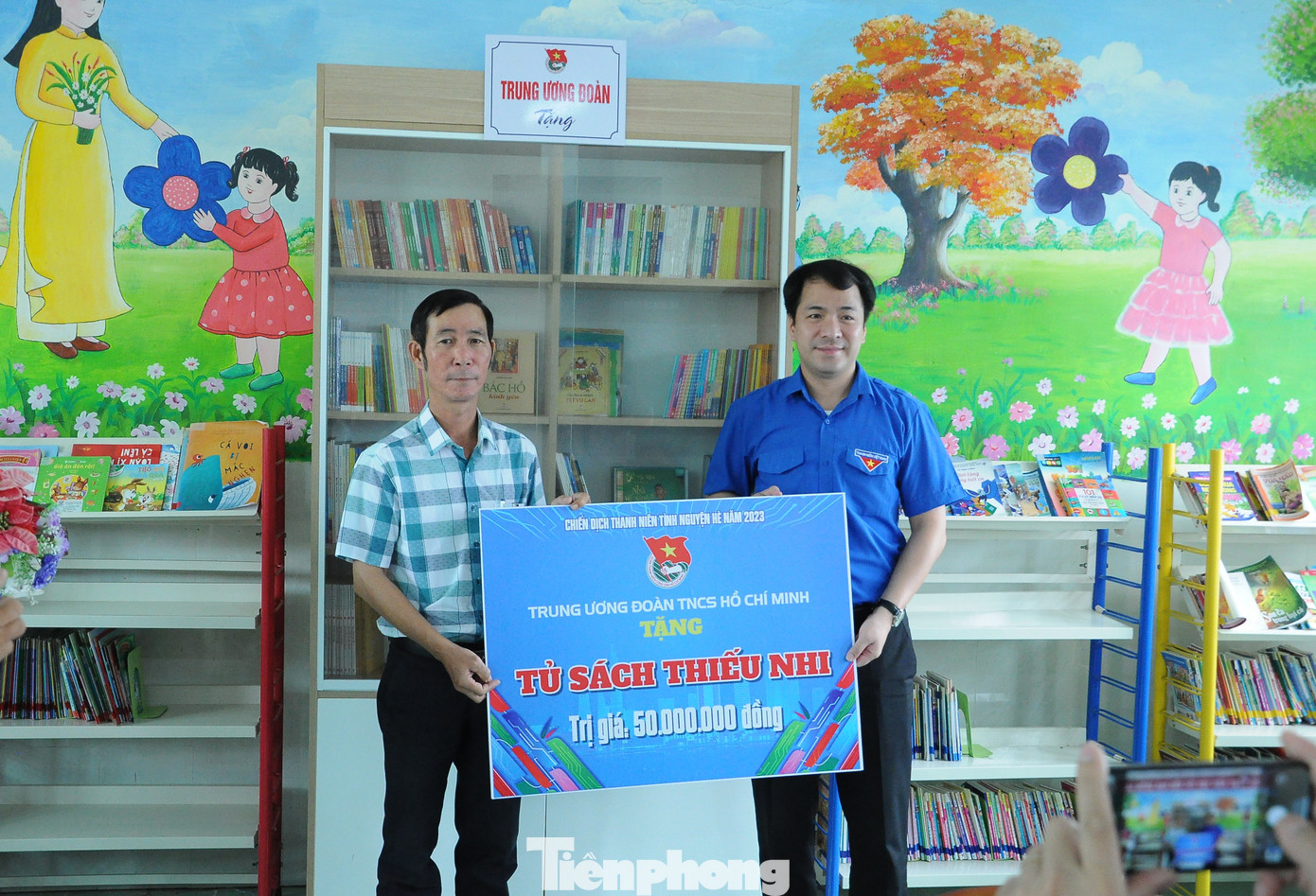 Chiều cùng ngày, Bí thư Trung ương Đoàn Ngô Văn Cương cùng đoàn công tác đến thăm,trao tặng tủ sách cho thiếu nhi Trường Tiểu học xã Hàm Rồng, huyện Năm Căn, trị giá 50 triệu đồng. Chiều cùng ngày, Bí thư Trung ương Đoàn Ngô Văn Cương cùng đoàn công tác đến thăm,trao tặng tủ sách cho thiếu nhi Trường Tiểu học xã Hàm Rồng, huyện Năm Căn, trị giá 50 triệu đồng.