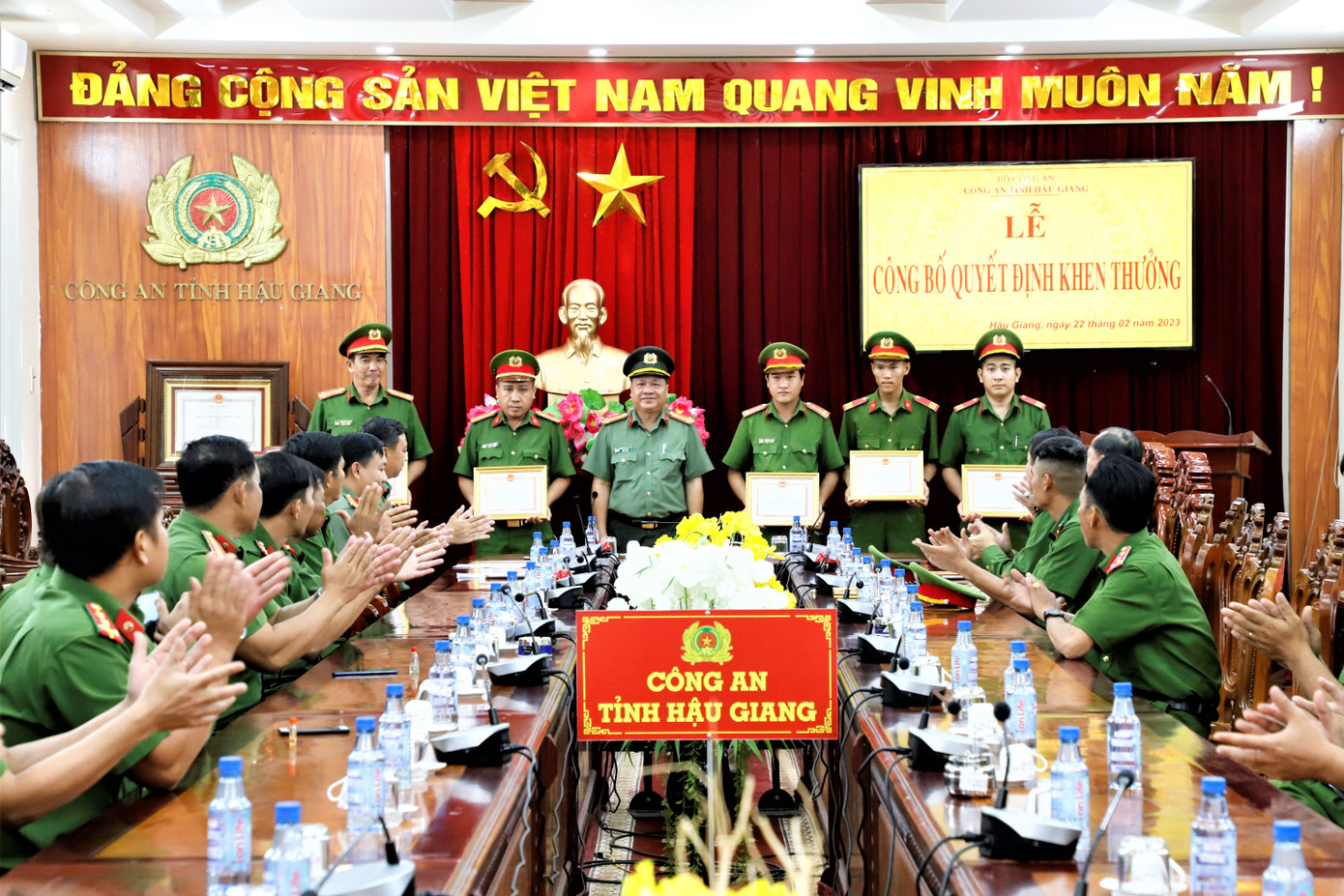 Lãnh đạo Công an tỉnh Hậu Giang trao khen thưởng cho lực lượng cứu hộ kịp thời hai nạn nhân. Ảnh: H.X