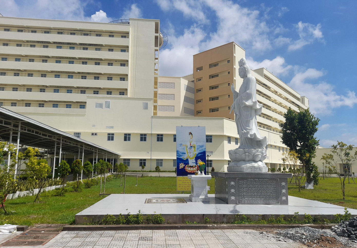 Bức tượng đặt trong khuôn viên bệnh viện.